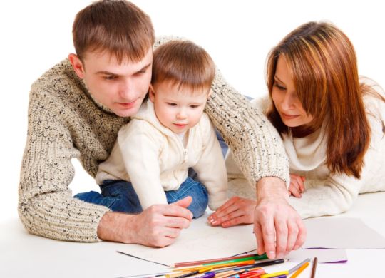 parents-with-child-drawing